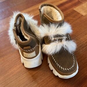 UGG Boots with White Fur Trim women’s size7